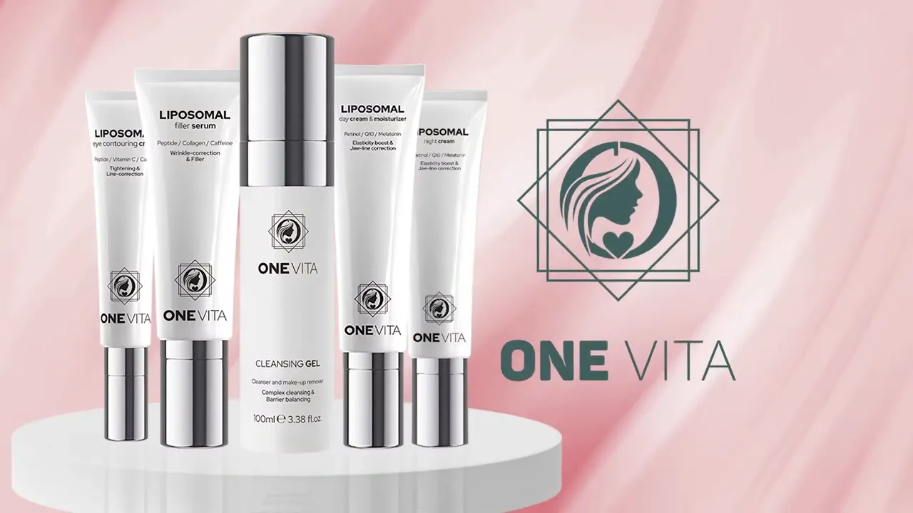 Pagpapakita ng mga produkto ng skincare ng ONE VITA, kabilang ang mga cleansing gel at iba't ibang liposomal creams, na nakaayos sa isang puting pedestal, sa isang kulay-rosas na background. Alinsunod sa aming malinaw na mga alituntunin sa pagbebenta ng pagba-brand, ang opisyal na logo at pangalan ng ONE VITA ay ipinapakita sa kanan.